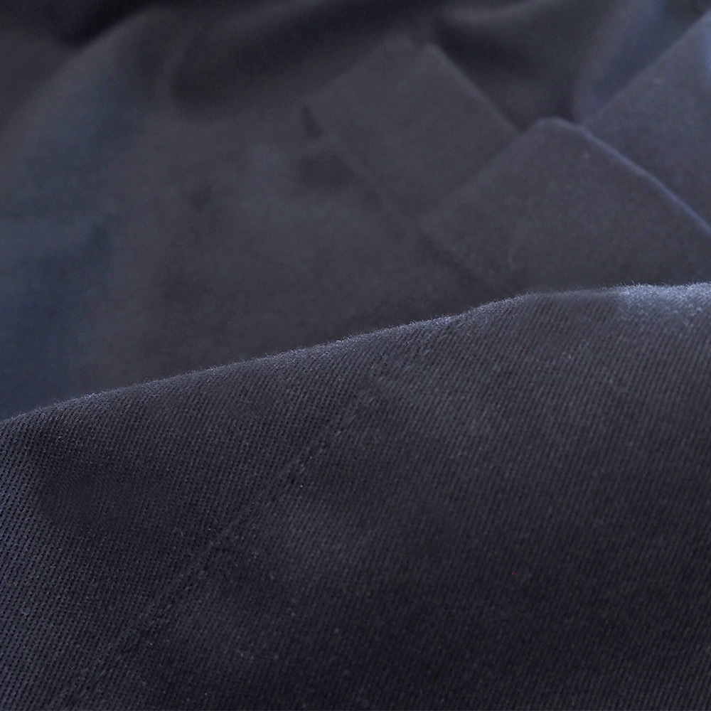 ポリエステルコットンツイルストレッチ コクーンパンツ パンツの素材のアップ