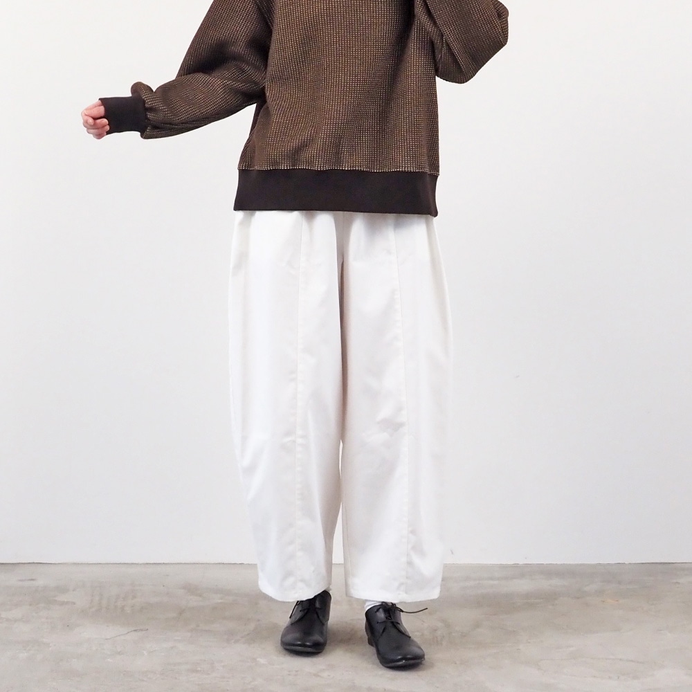 ポリエステルコットンツイルストレッチ コクーンパンツ パンツを着た女性の正面