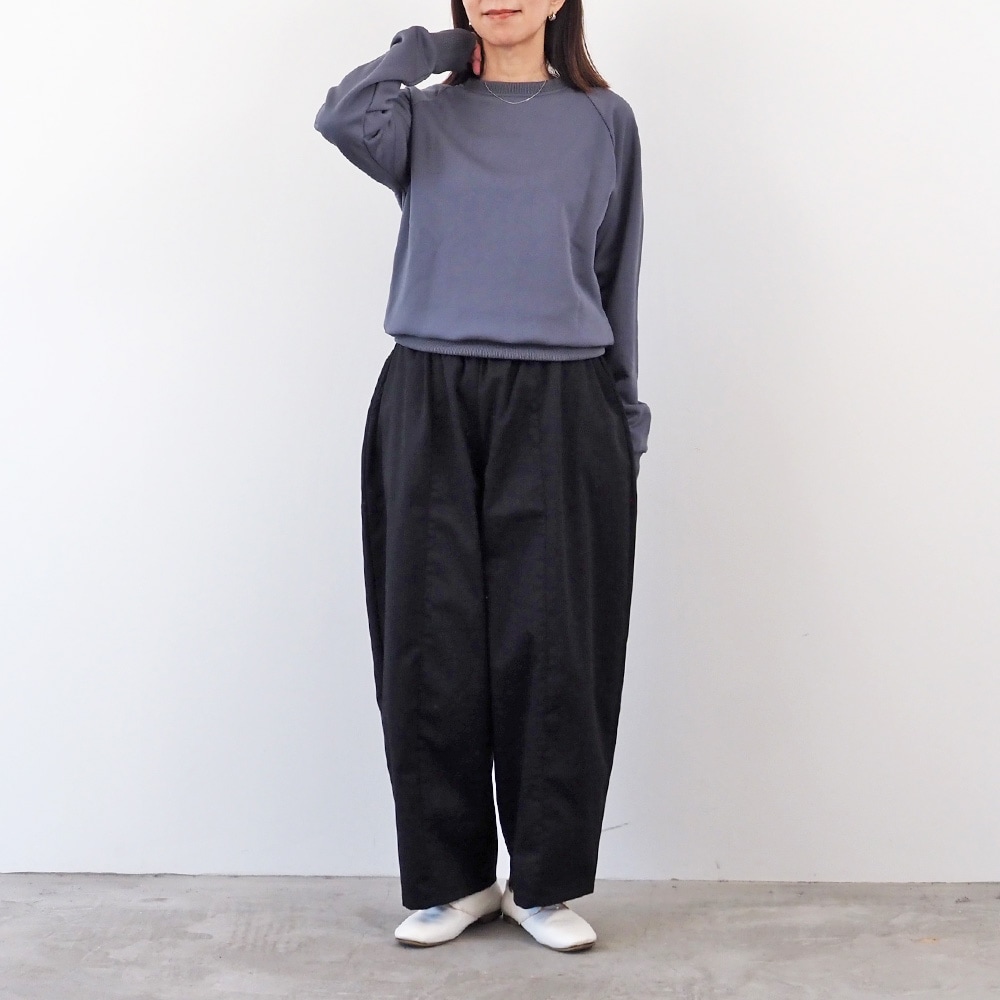 ポリエステルコットンツイルストレッチ コクーンパンツ パンツを着た女性の全身