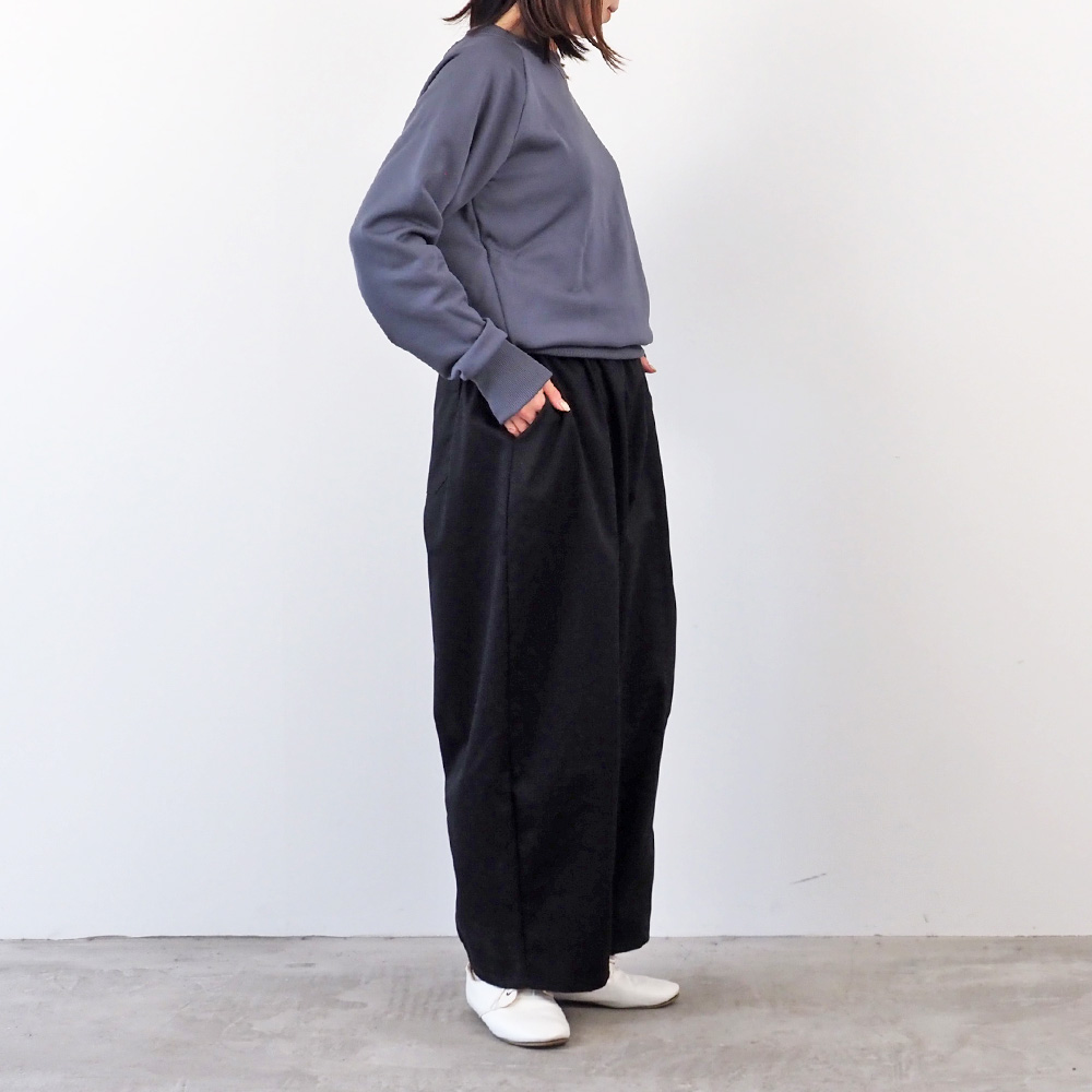 ポリエステルコットンツイルストレッチ コクーンパンツ パンツを着た女性の全身