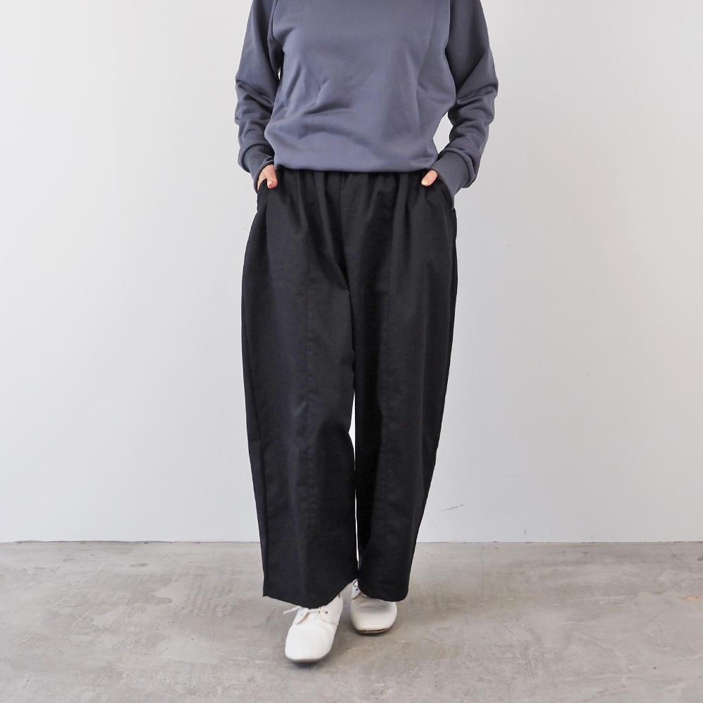 ポリエステルコットンツイルストレッチ コクーンパンツ パンツを着た女性の正面