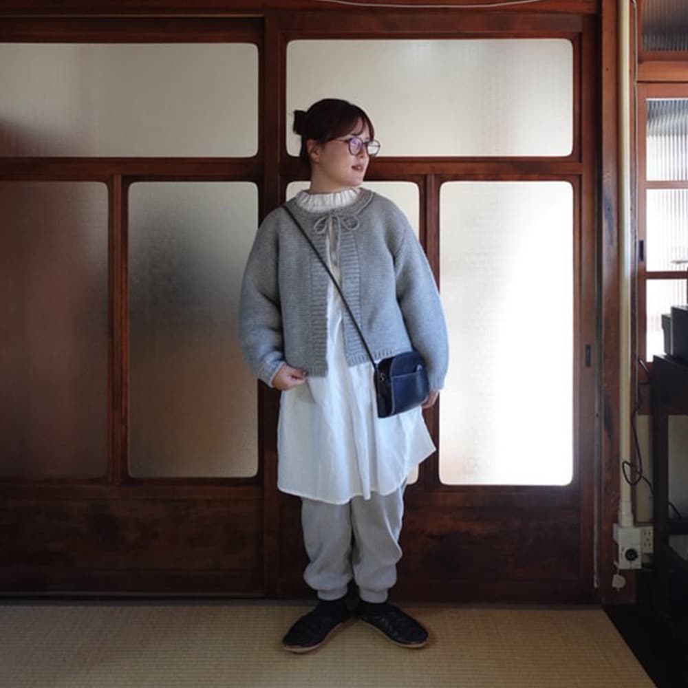 タスマニアラムウールざっくりニットリボンカーデ カーディガンを着た女性の全身