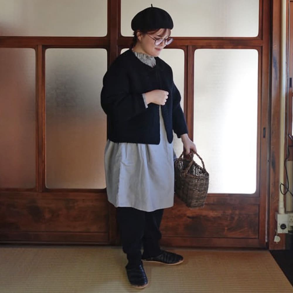 タスマニアラムウールざっくりニットリボンカーデ カーディガンを着た女性の全身