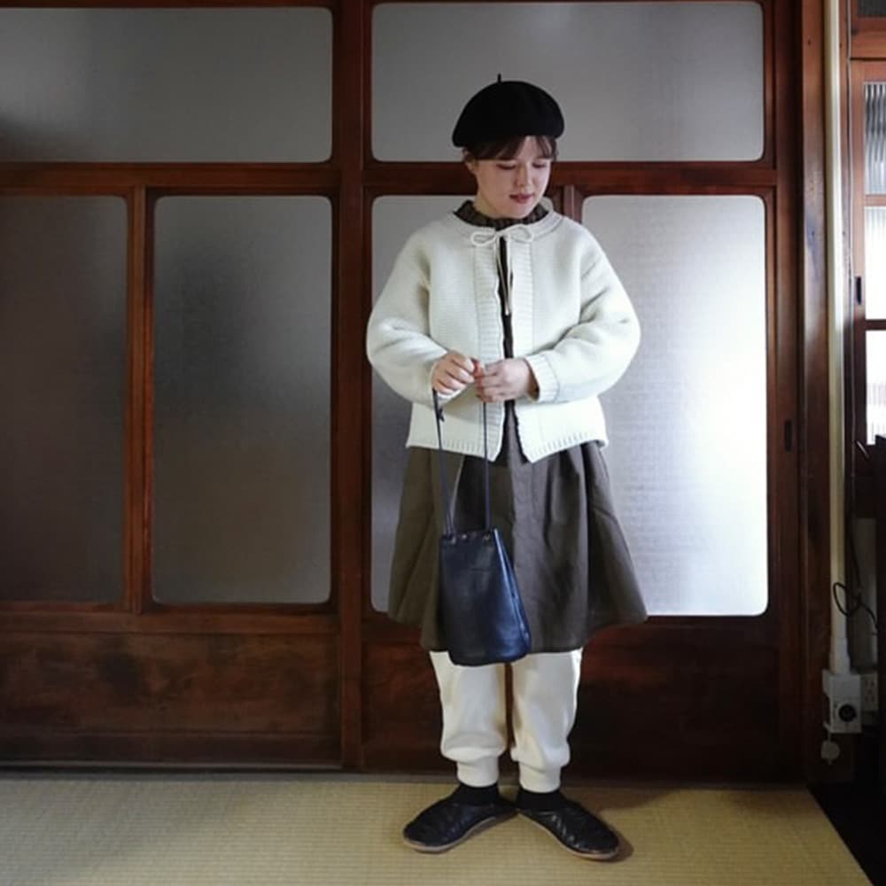 タスマニアラムウールざっくりニットリボンカーデ カーディガンを着た女性の全身