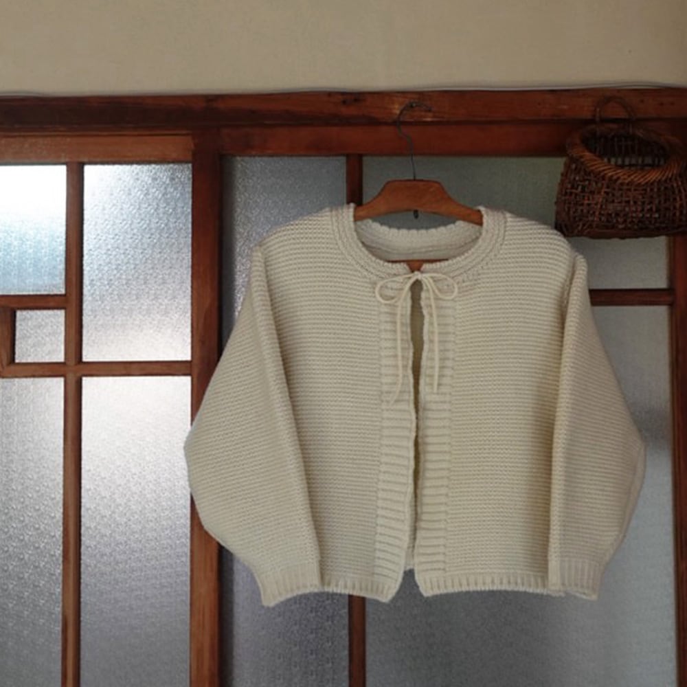 タスマニアラムウールざっくりニットリボンカーデ カーディガンを着た女性の正面