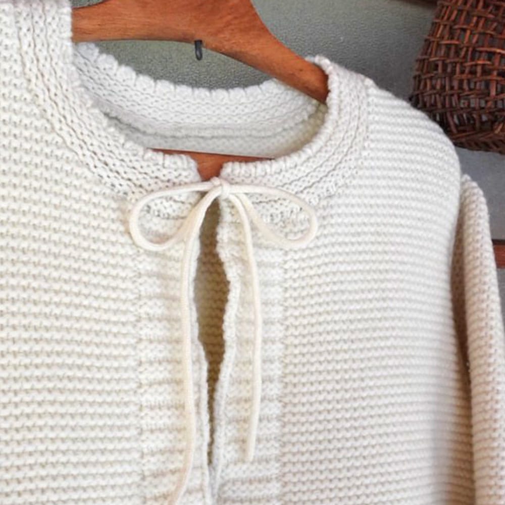 タスマニアラムウールざっくりニットリボンカーデ カーディガンを着た女性の正面