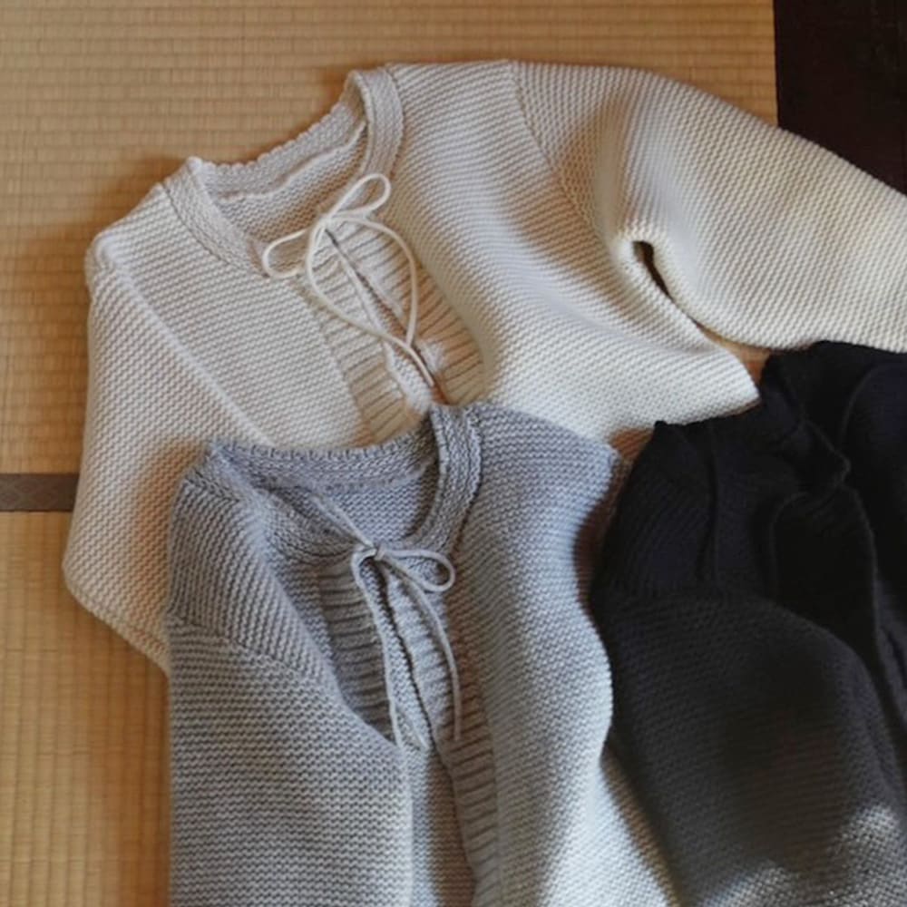 タスマニアラムウールざっくりニットリボンカーデ カーディガンを着た女性の正面