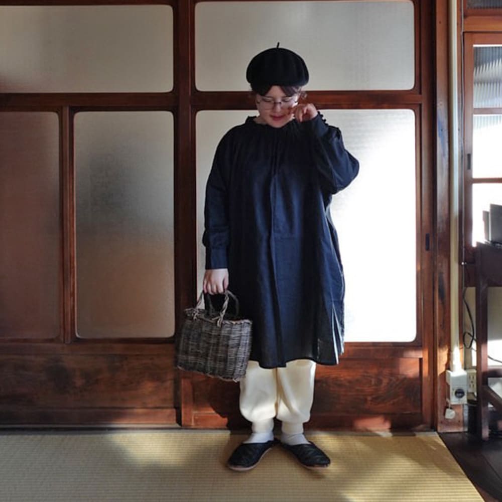 コットンニットパンツ パンツを着た女性の全身