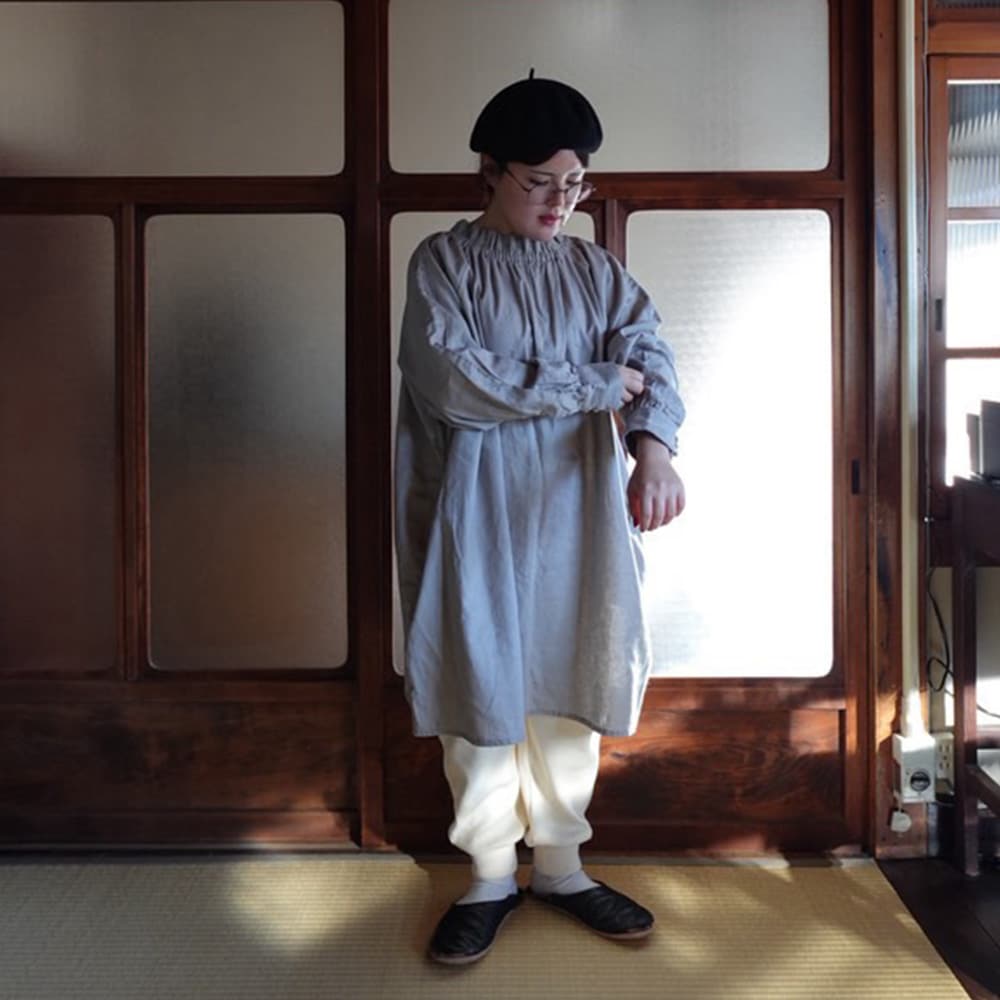 コットンニットパンツ パンツを着た女性の全身