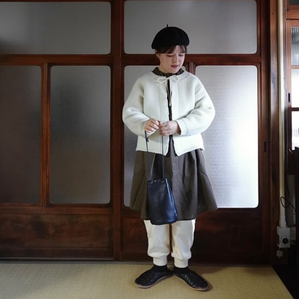 コットンニットパンツ パンツを着た女性の全身