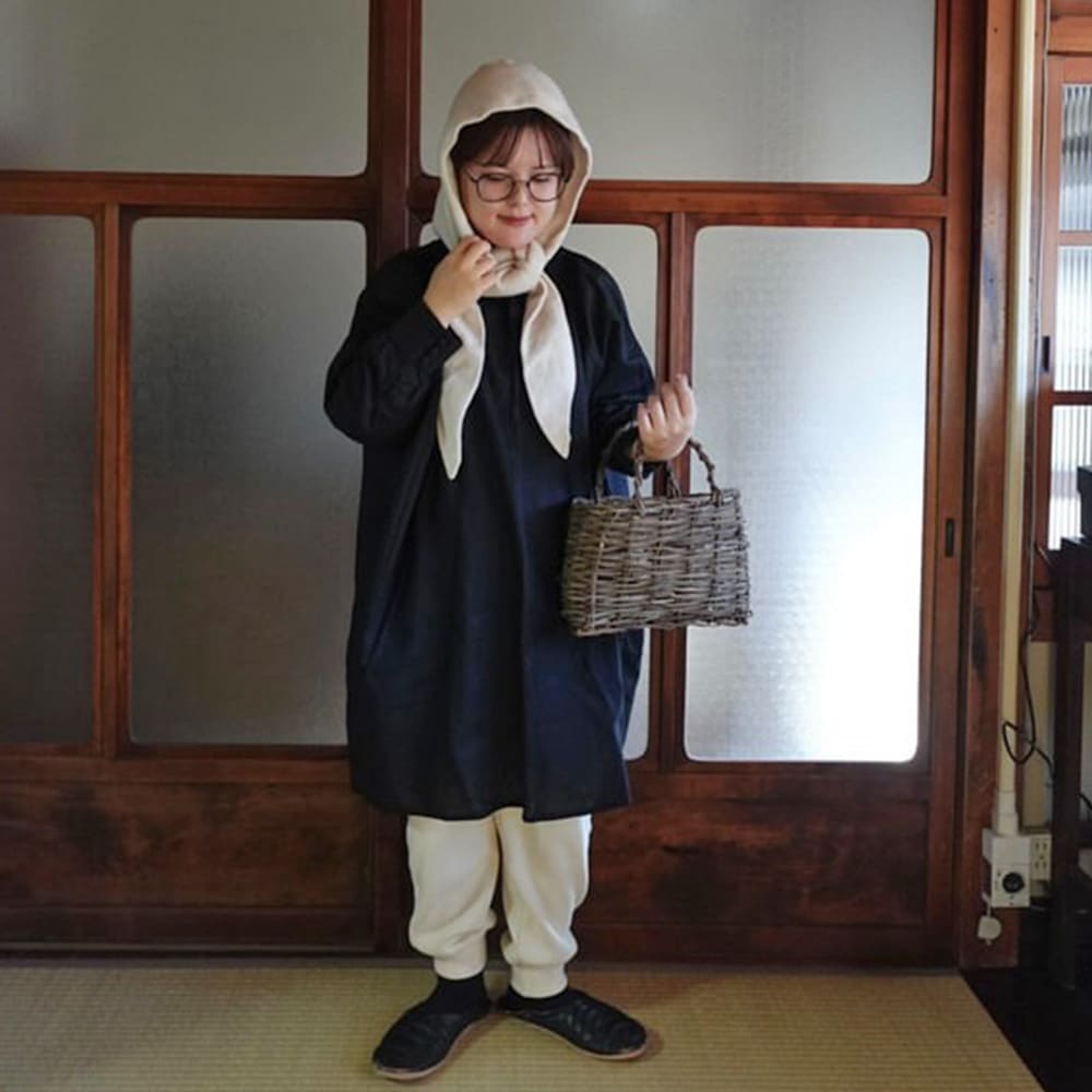 コットンニットパンツ パンツを着た女性の全身