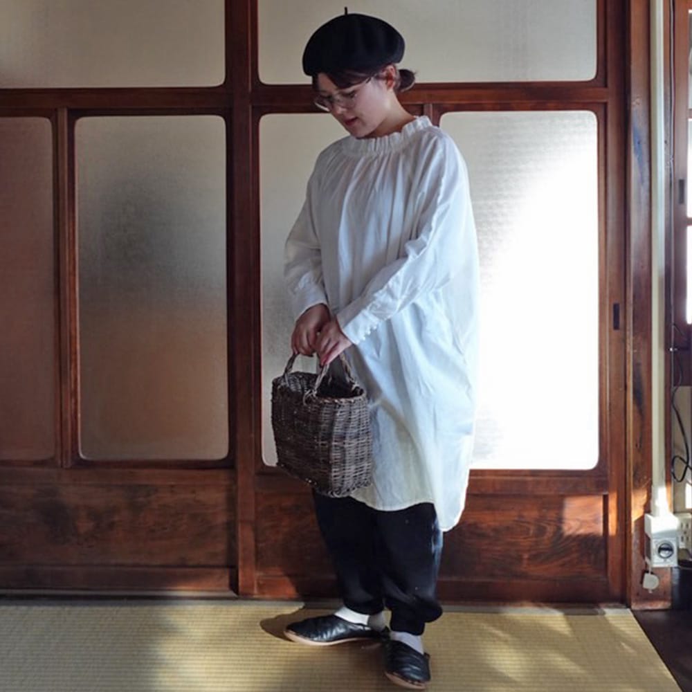 コットンニットパンツ パンツを着た女性の全身