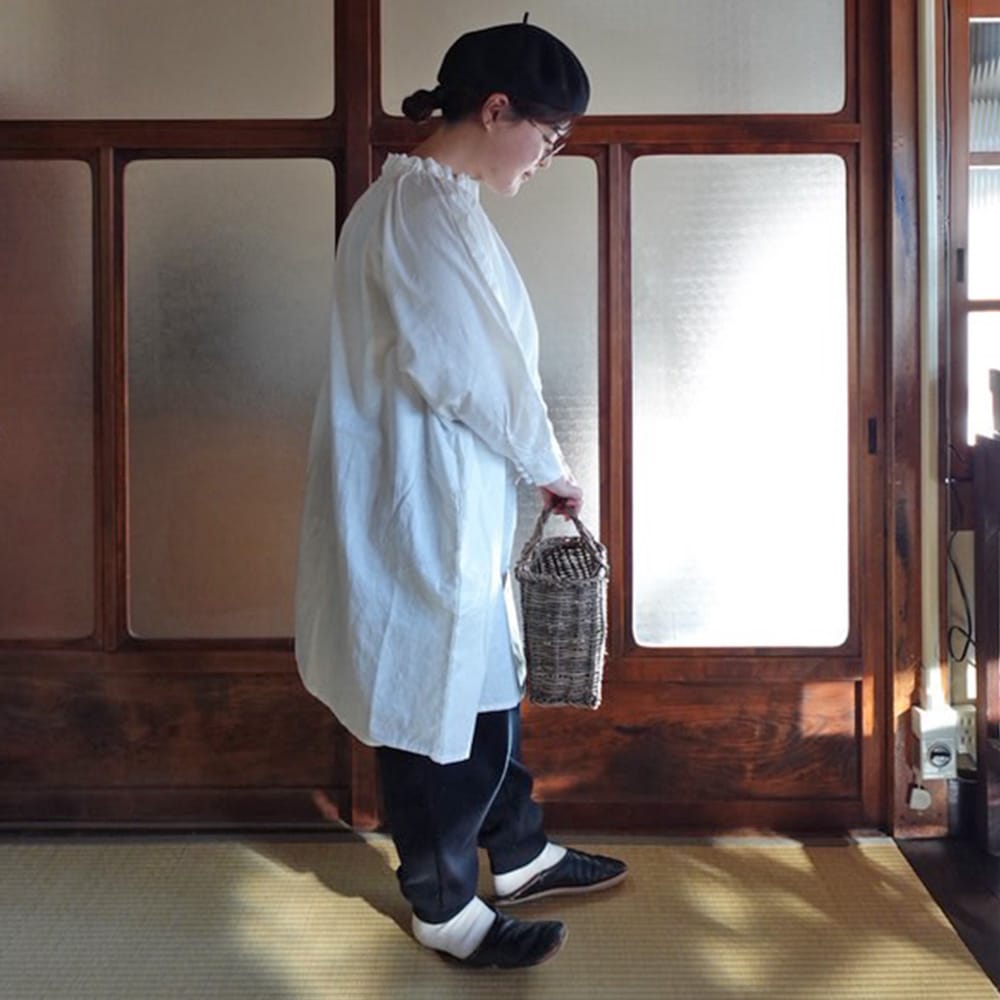 コットンニットパンツ パンツを着た女性の全身