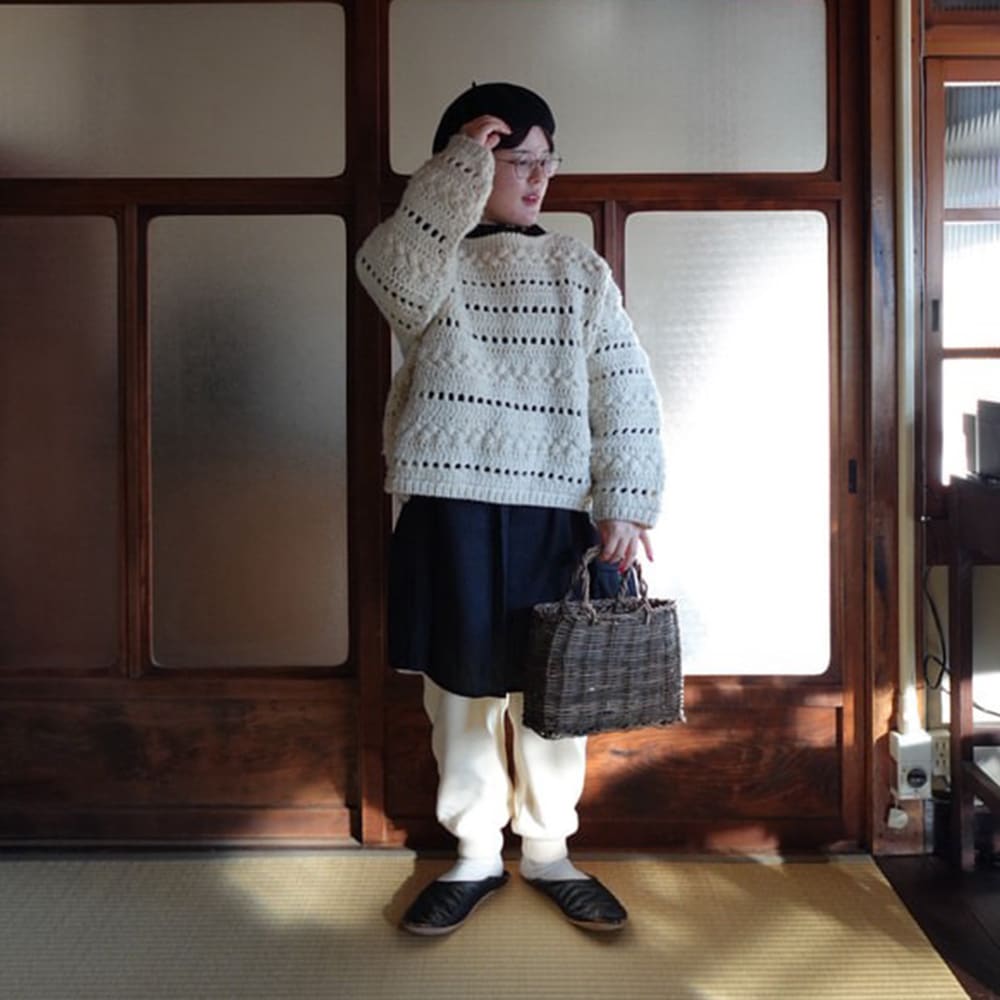 コットンニットパンツ パンツを着た女性の全身