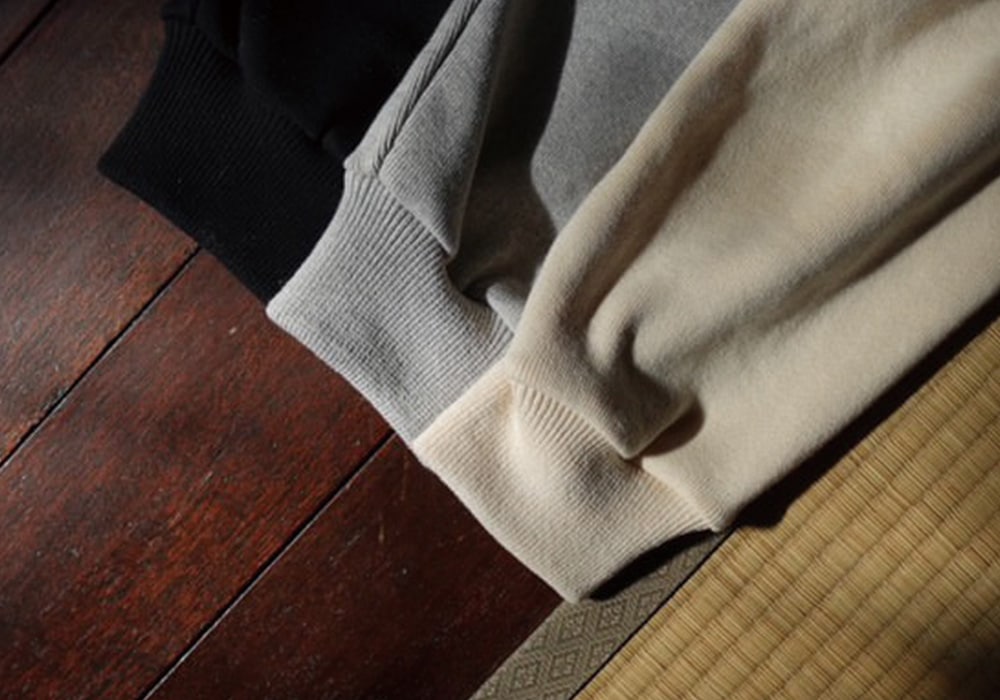 コットンニットパンツ パンツを着た女性の正面