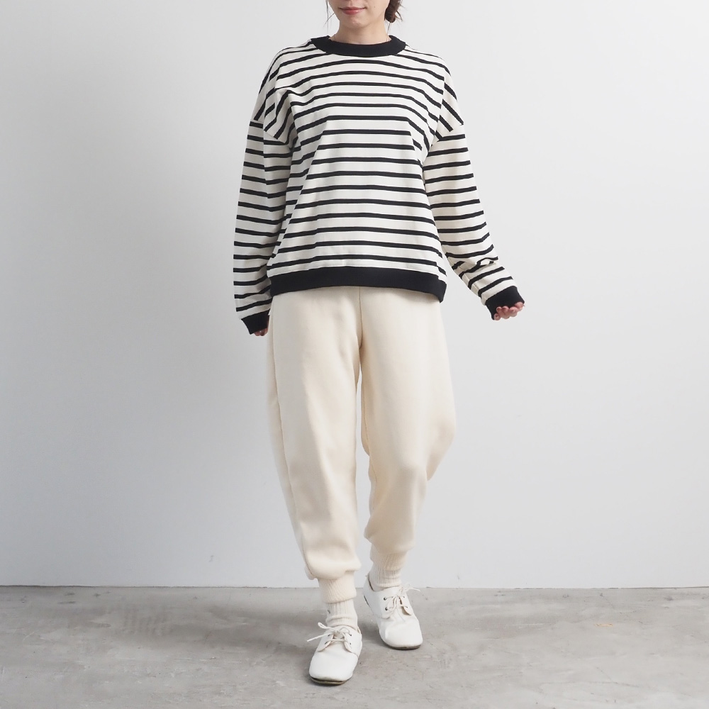 コットンニットパンツ パンツを着た女性の全身