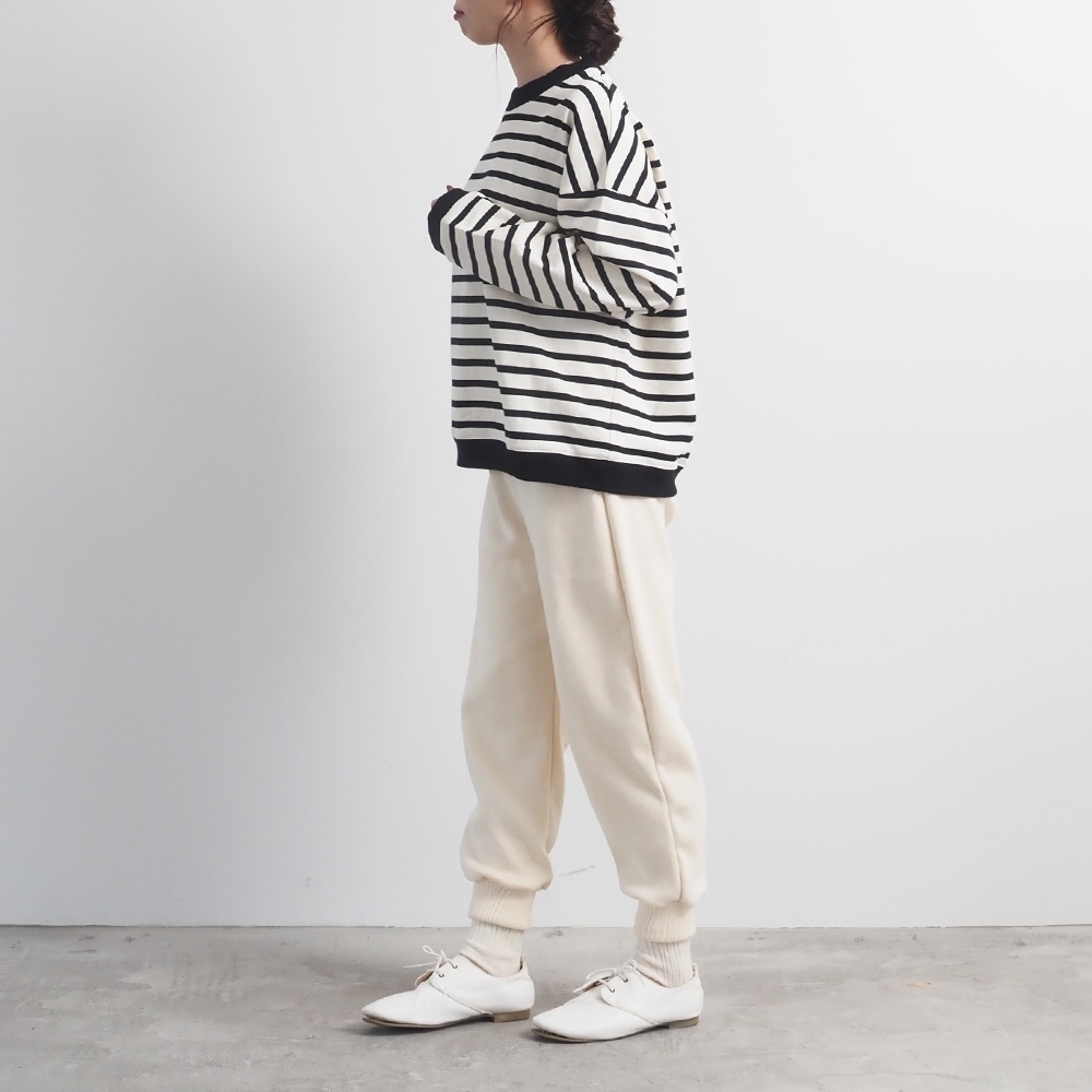 コットンニットパンツ パンツを着た女性の全身