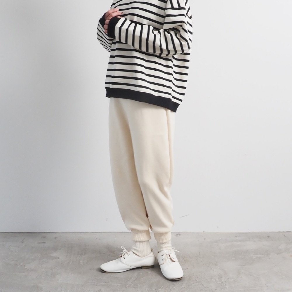 コットンニットパンツ パンツを着た女性の全身