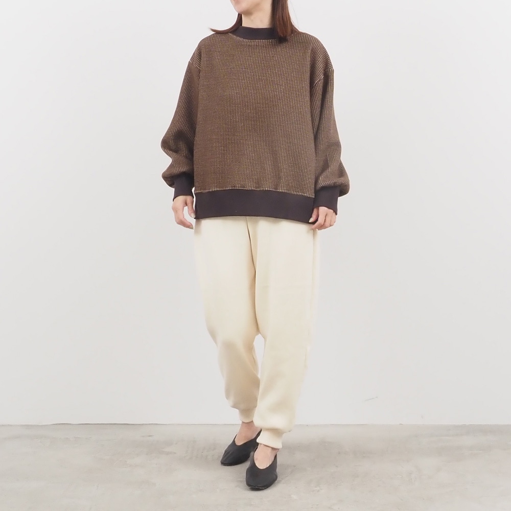 コットンニットパンツ パンツを着た女性の全身