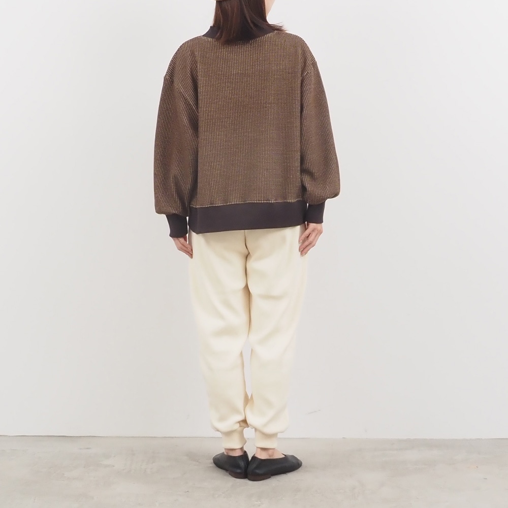 コットンニットパンツ パンツを着た女性の全身