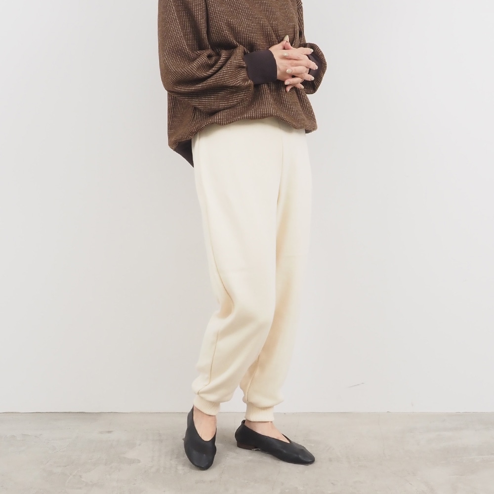 コットンニットパンツ パンツを着た女性の全身