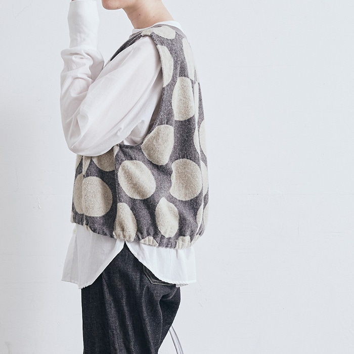 【個性派】日本製　デザインベスト　ジャガード織　くすみベージュ　7号　総柄