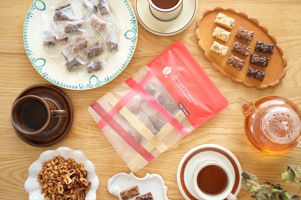 サクサク食感のクランチチョコ、食感の秘密はフリーズドライのなつめチップと丁寧に焙煎したはとむぎです。