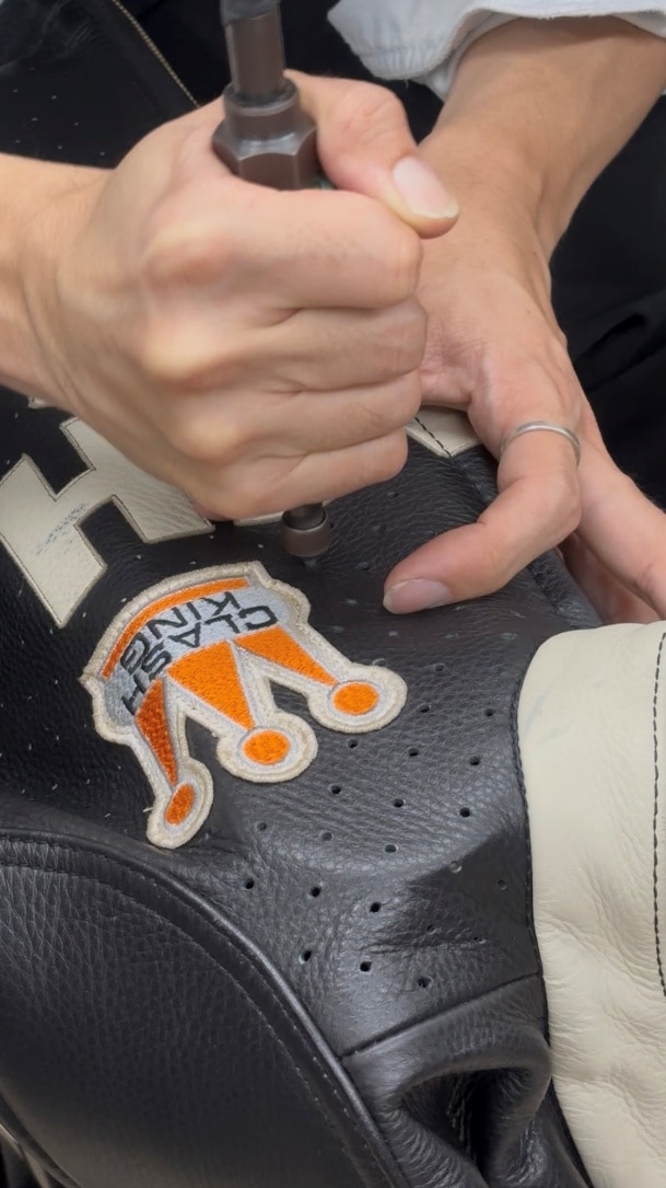 レザースーツ パンチング加工中 2