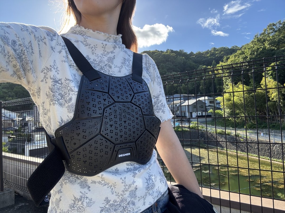 デグナーのチェストプロテクター PS-25 を装着したあっきー