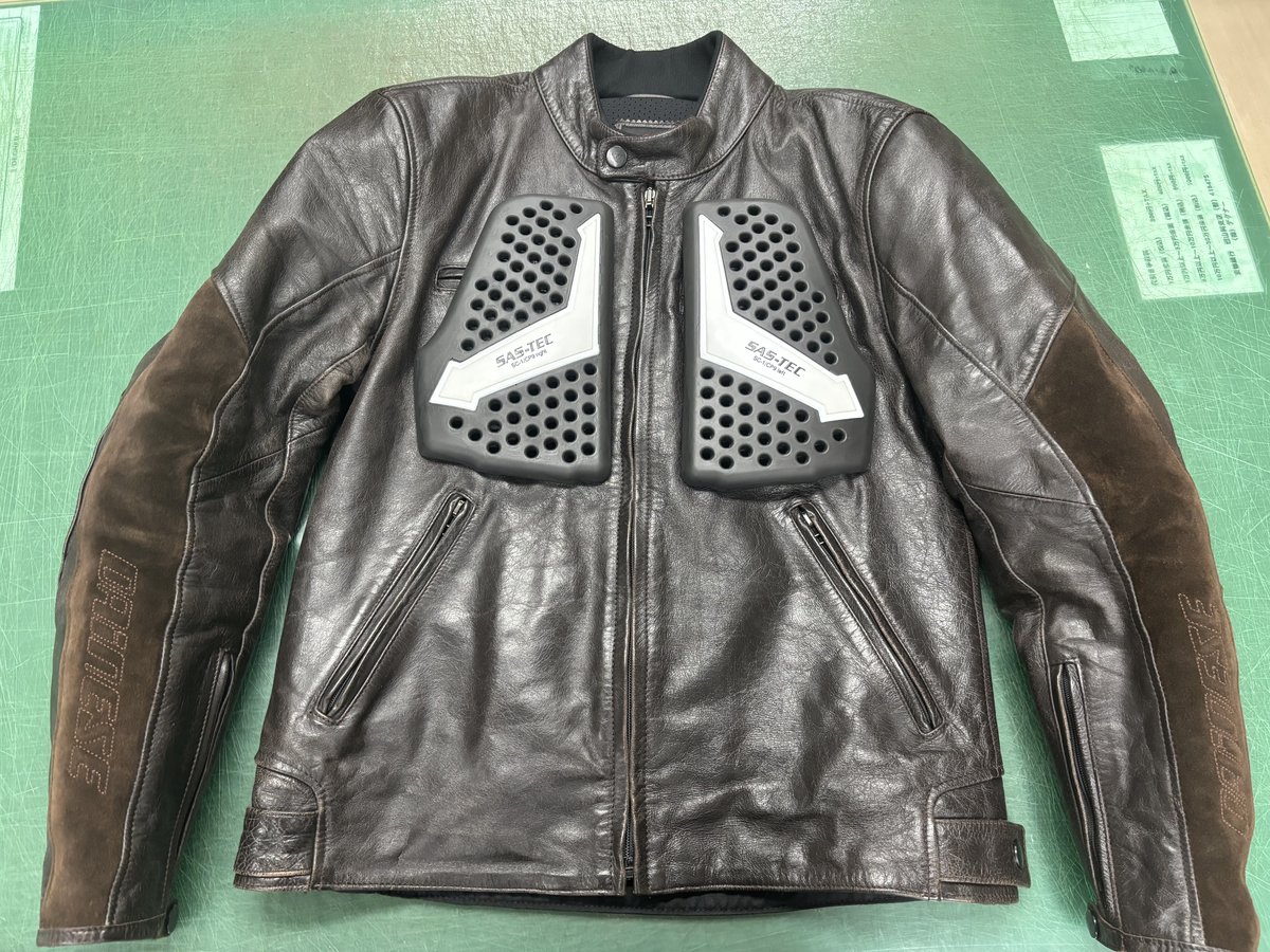 胸部プロテクターの後付け加工をご依頼いただいた本革ライダースジャケット