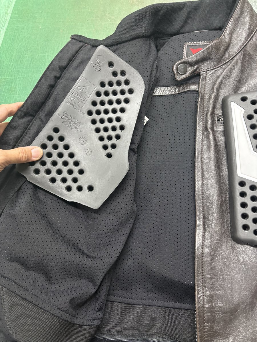 加工前 お客様がお持ちの他メーカー製の胸部プロテクター本体