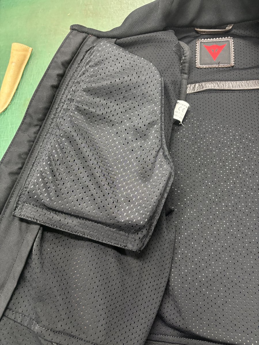 加工後 ジャケット内側に縫い付けた胸部プロテクターの収納袋