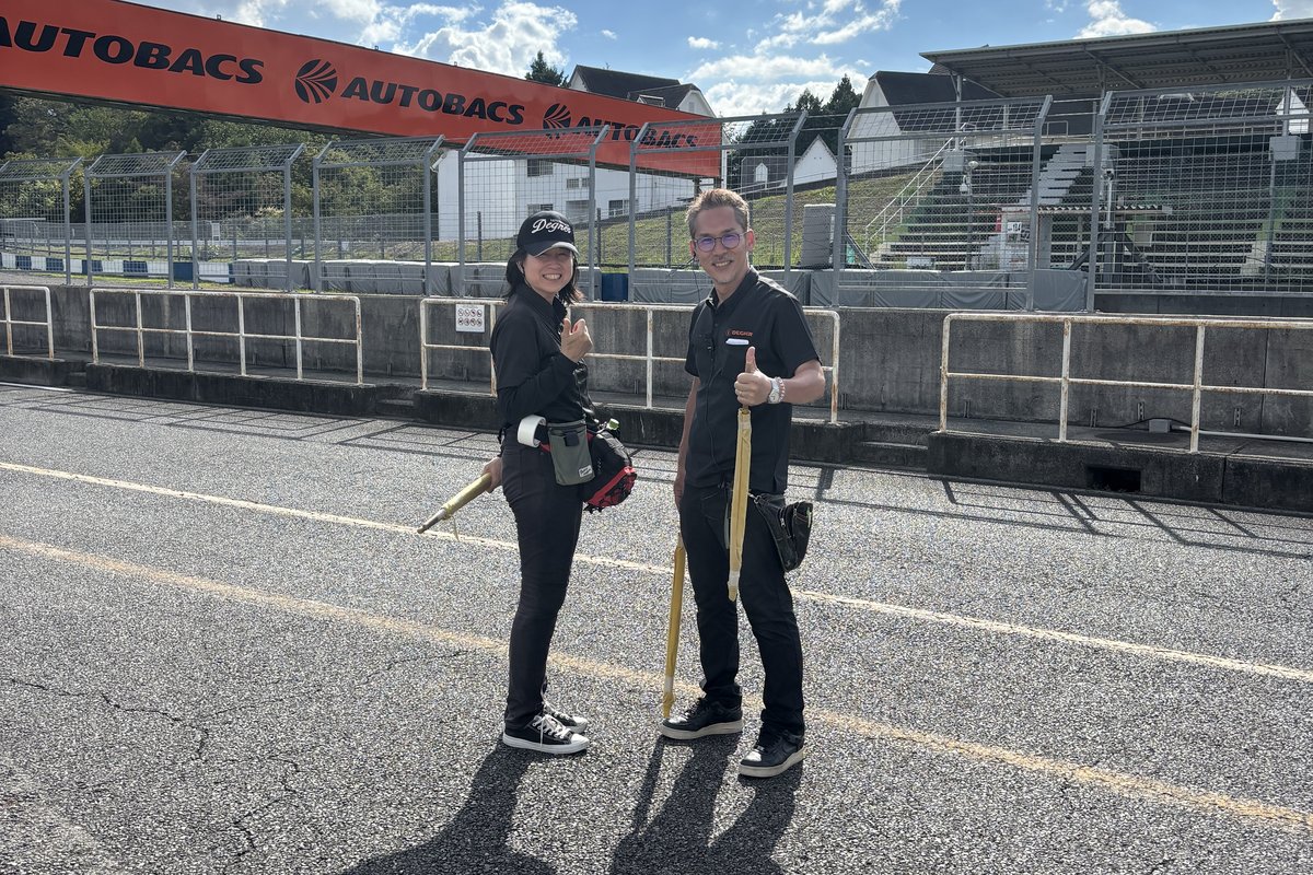 デグナー主催ライディングフェスタ当日、岡山国際サーキットのピットロードに立つデグナースタッフ