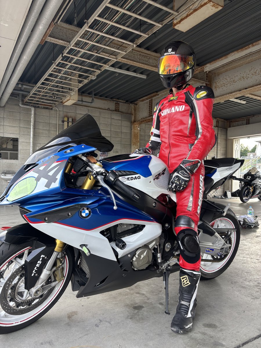 デグナーでオーダーしたレーシングスーツを着て、岡山国際サーキットのピットに立つSさま
