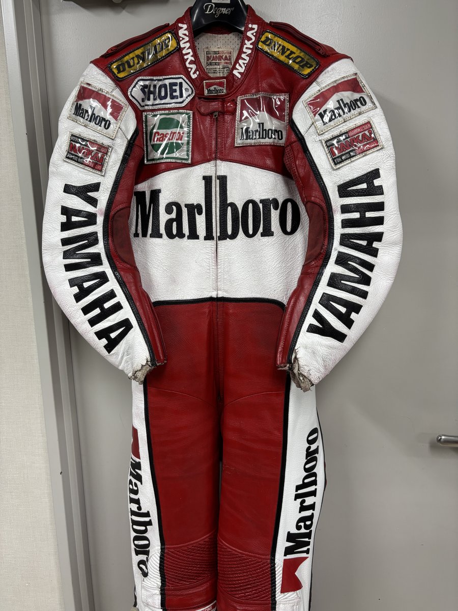 加工後 太ももパーツを交換したマルボロデザインのレーシングスーツ(全体)