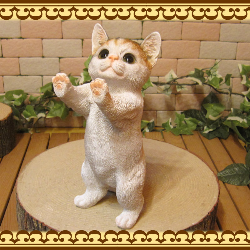 リアルなネコの置物 お願いキャット ２ ミケ 三毛ねこのフィギュア 猫オブジェ お部屋のインテリアにお庭のオーナメントとしても かわいい動物グッズの通販なら 雑貨の森 Ki Ra Ra