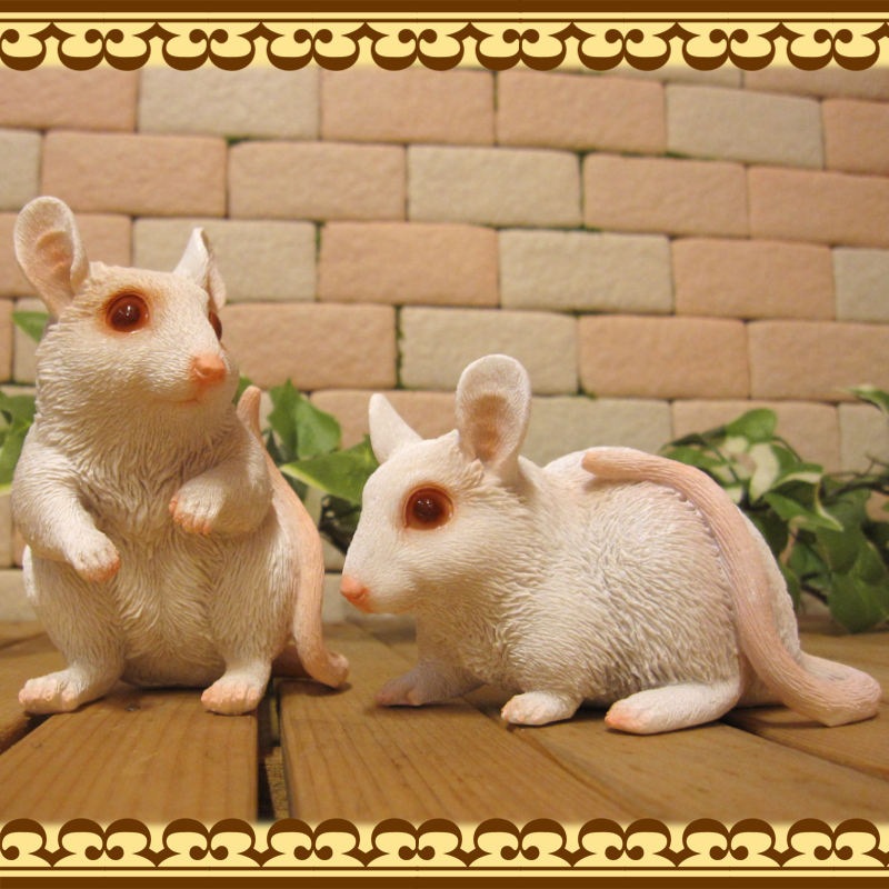 ネズミの置物 リアルな 白ねずみ ハツカネズミ ２体セット 鼠 干支 オブジェ 飾り インテリア 縁起物 かわいい動物グッズの通販なら 雑貨の森 Ki Ra Ra
