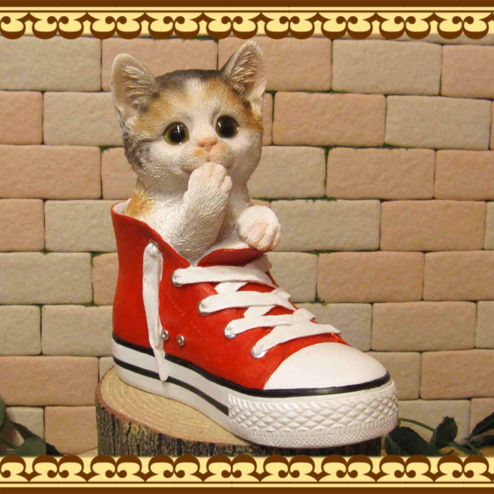 猫の置物 シューズキャット ミケ みけねこオブジェ 三毛猫 レジン製 ネコフィギュア インテリア ガーデニング素材 かわいい動物グッズの通販なら 雑貨の森 Ki Ra Ra