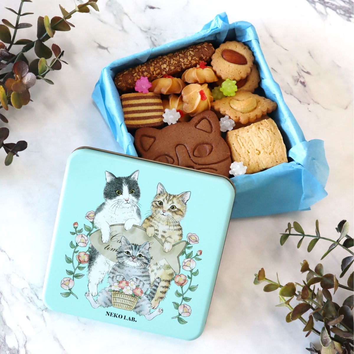 幸せを呼ぶ青のクッキー缶