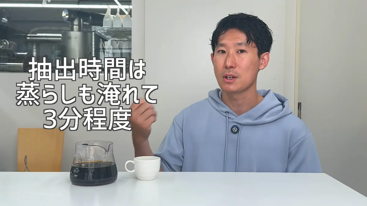 ハンドドリップの抽出時間をスケールで確認している様子