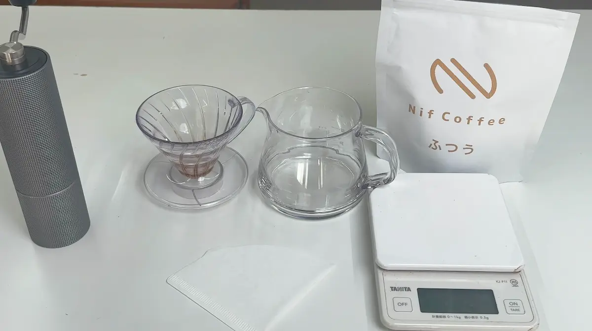 自宅でコーヒーを淹れるためのドリッパーとドリップポット