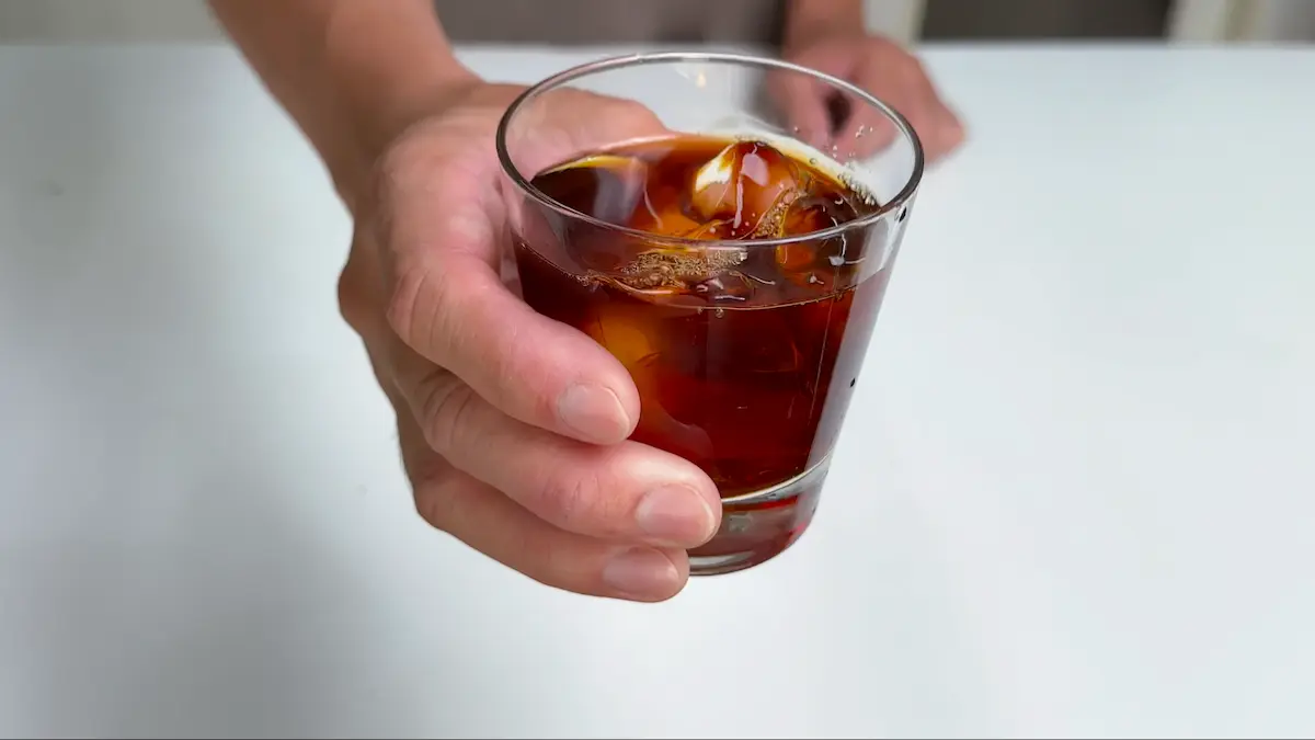 アイスコーヒー用に豆とお湯を1対10で量っている様子