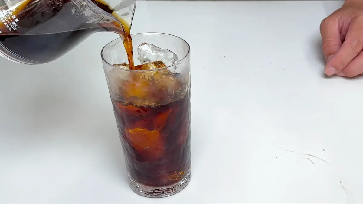 抽出した濃いコーヒーを氷で急冷している様子