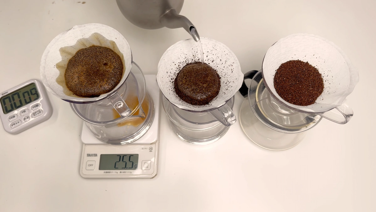 コーヒー豆の量とお湯の量をスケールで揃えている様子