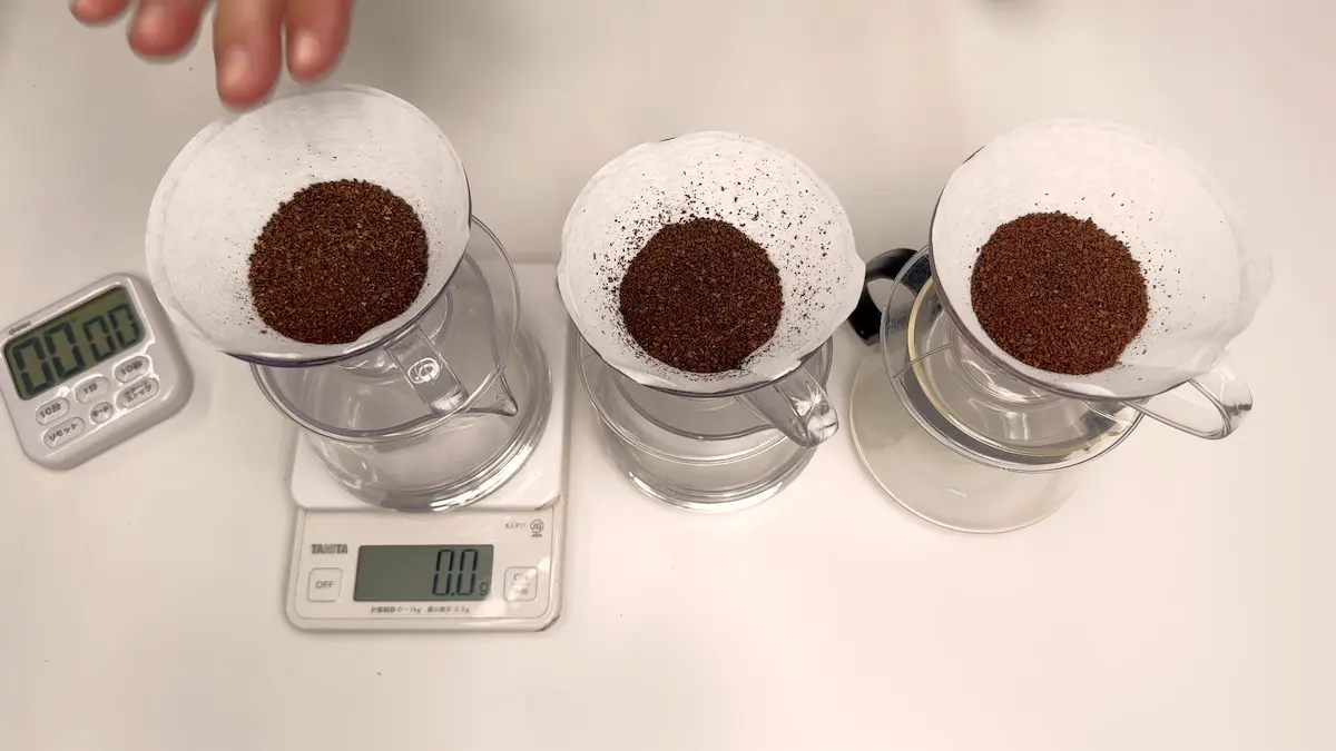 コーヒー豆とドリッパーとスケールを用意して飲み比べの準備をする様子