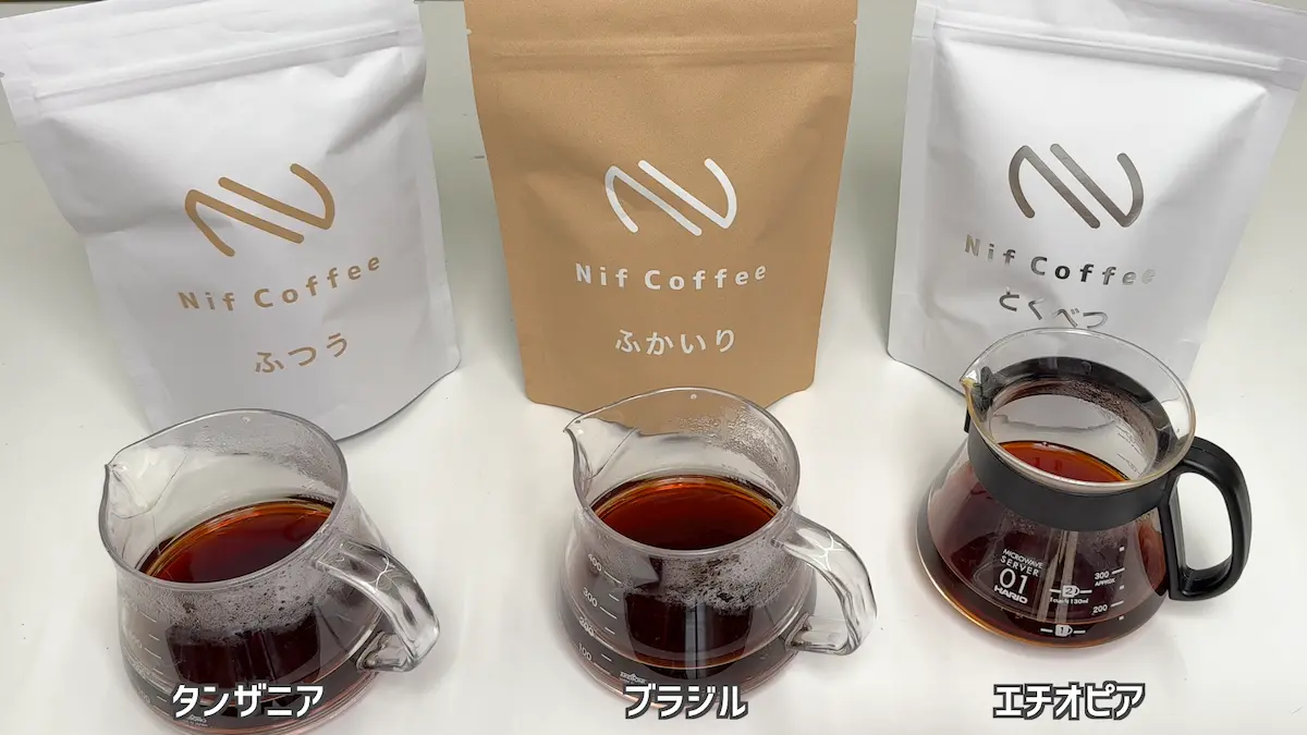 コーヒーが冷めるまで時間を置き温度変化による味の違いを確認する様子