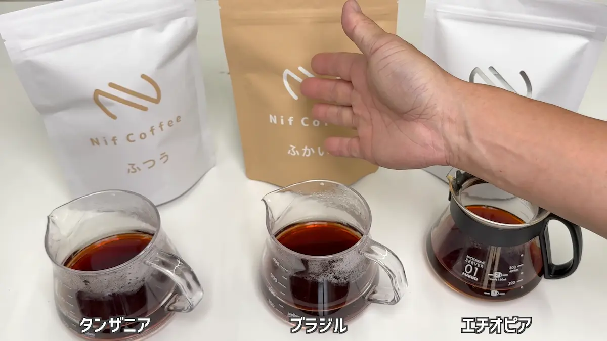 コーヒーの酸味と甘みと質感をメモしながら飲み比べる様子
