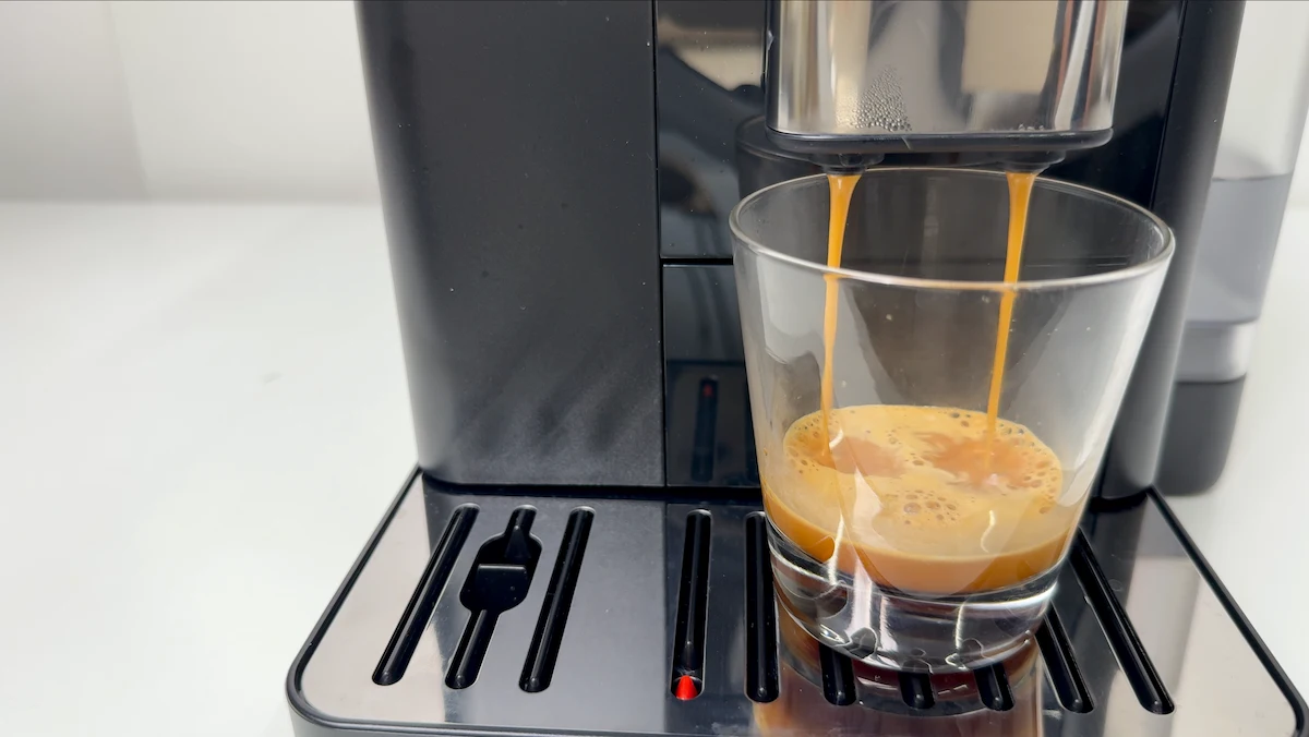 リヴェリアでブラジル グアリロバの華やかなコーヒーを抽出する様子