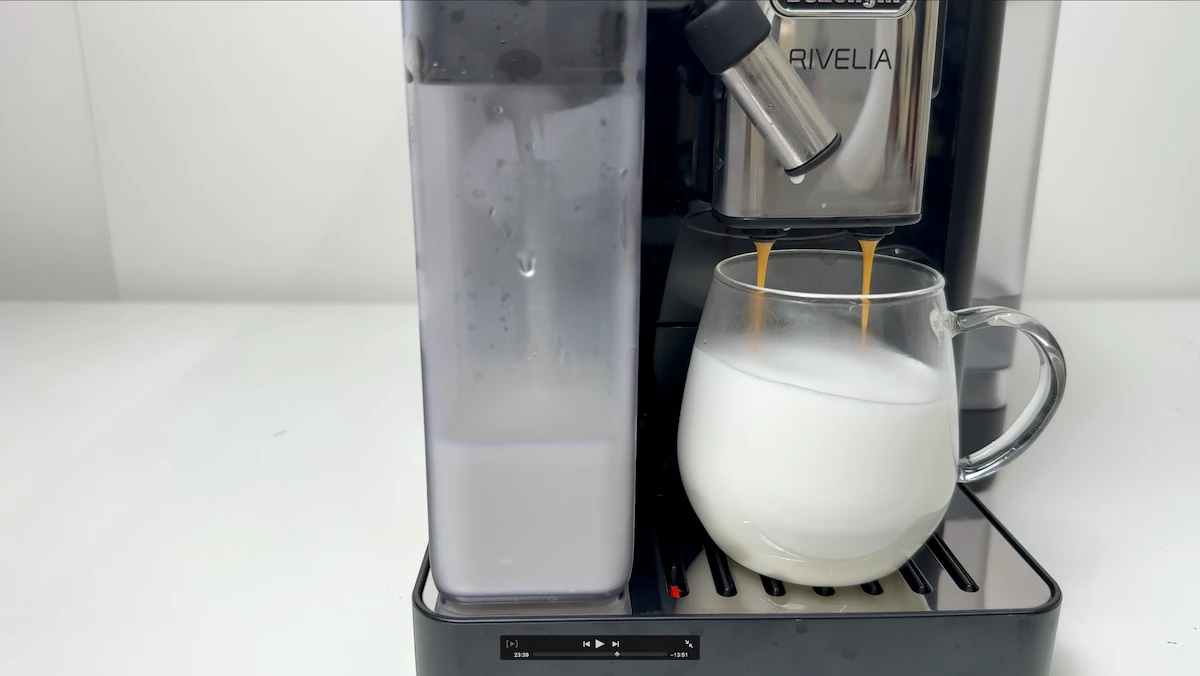 リヴェリアのラテクレマ ホットで作ったきめ細かなフォームミルクのカプチーノ