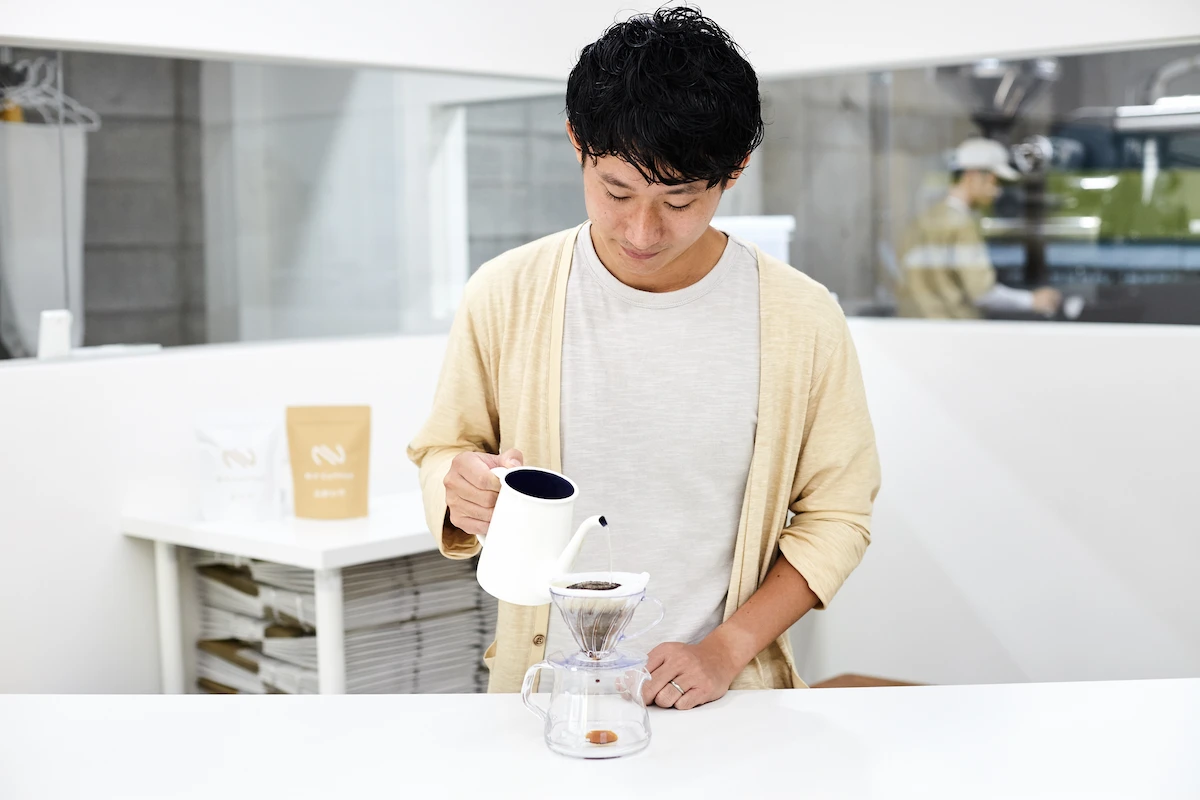 コーヒーをハンドドリップで淹れている様子